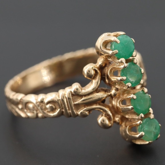 SOLD 🌿Antique Emerald 14kt Yellow Gold Ring - Picture 2 of 5